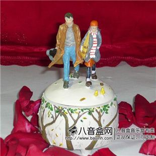 促销台湾几米并肩漫步八音盒音乐盒《天空之城》生日情人节礼物