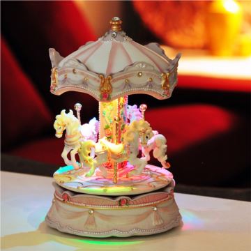 Sankyo树脂旋转声控发光镶宝石木马八音盒音乐七夕情人节浪漫特别礼物
